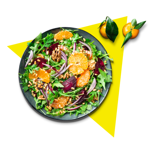 Rucola-Salat mit Orangenfilets, Roter Bete, roten Zwiebeln, Pinienkernen und Walnüssen